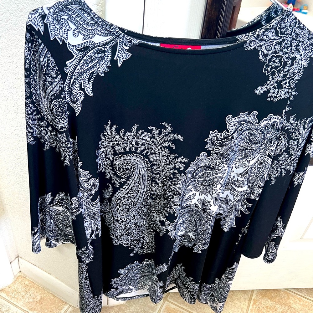 Beautiful black and white paisley top. Size medium